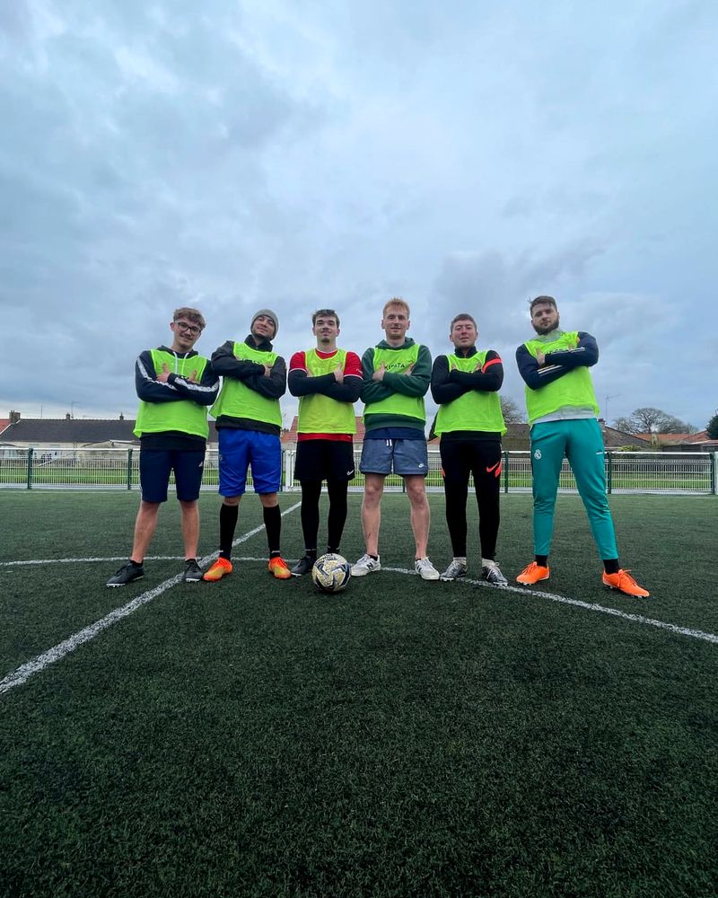 Groupe de joueurs discutant après un match de foot amateur à Amiens.
