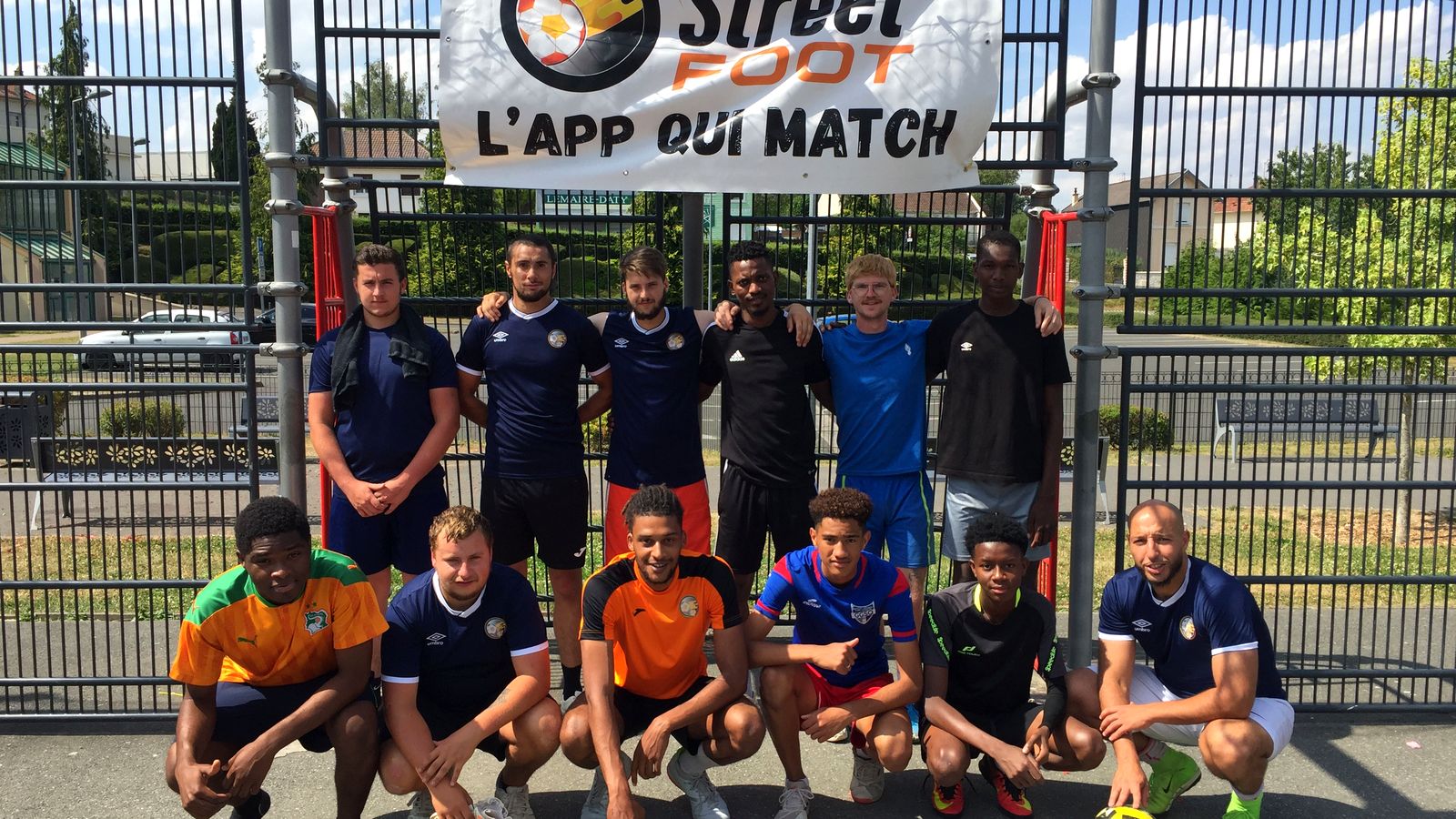 Joueurs se rencontrant lors d’un match de foot amateur à Amiens.