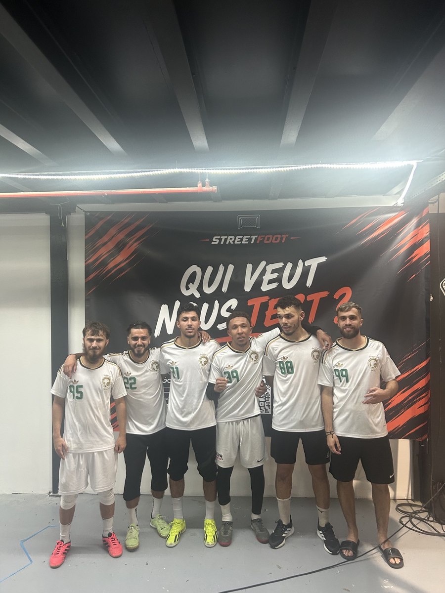 Deux joueurs échangeant après un match de foot amateur à Amiens.