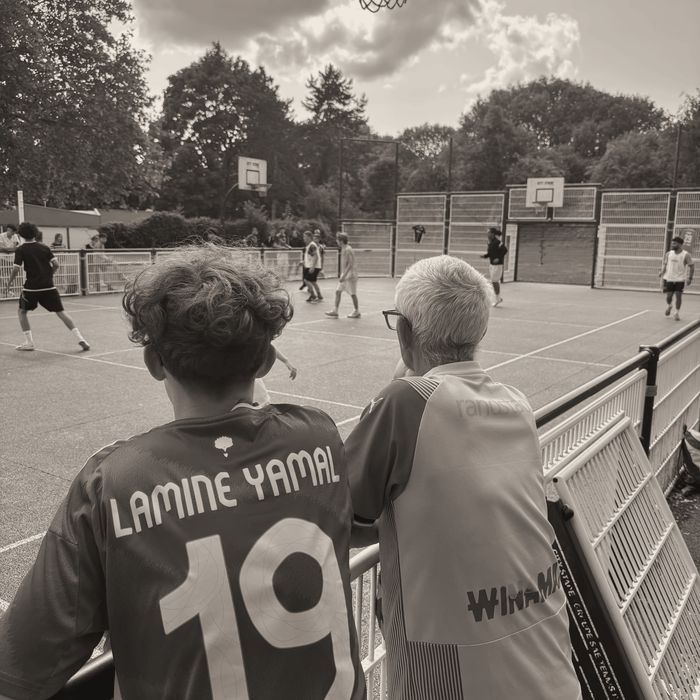 Joueur rejoignant seul un match de foot amateur à Amiens.
