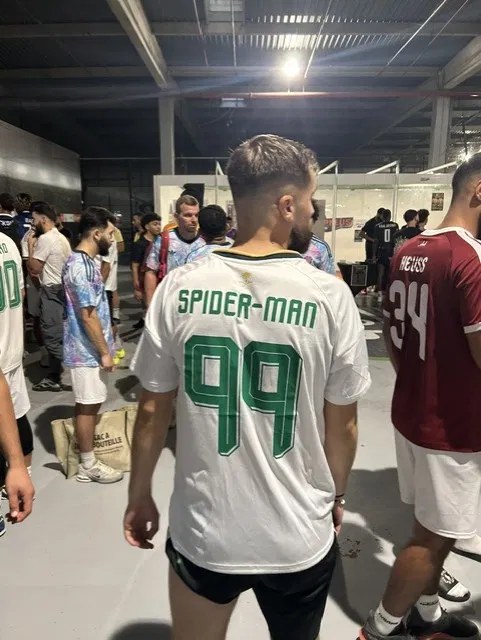Joueur portant un maillot floqué d'un surnom pendant la Coupe du Monde Amiens 2026.