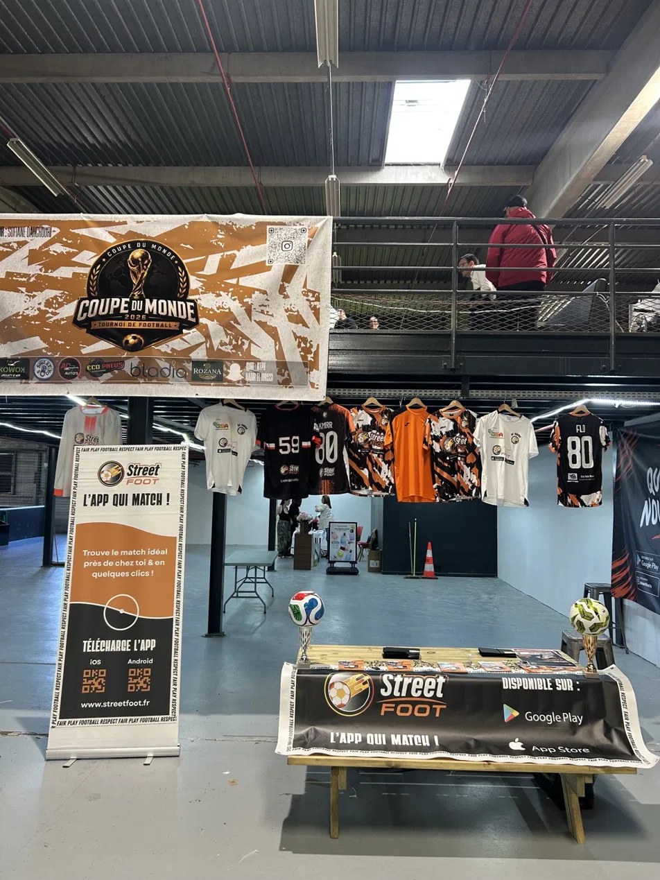 Stand StreetFoot avec les maillots et le trophée du tournoi pendant la Coupe du Monde Amiens 2026.