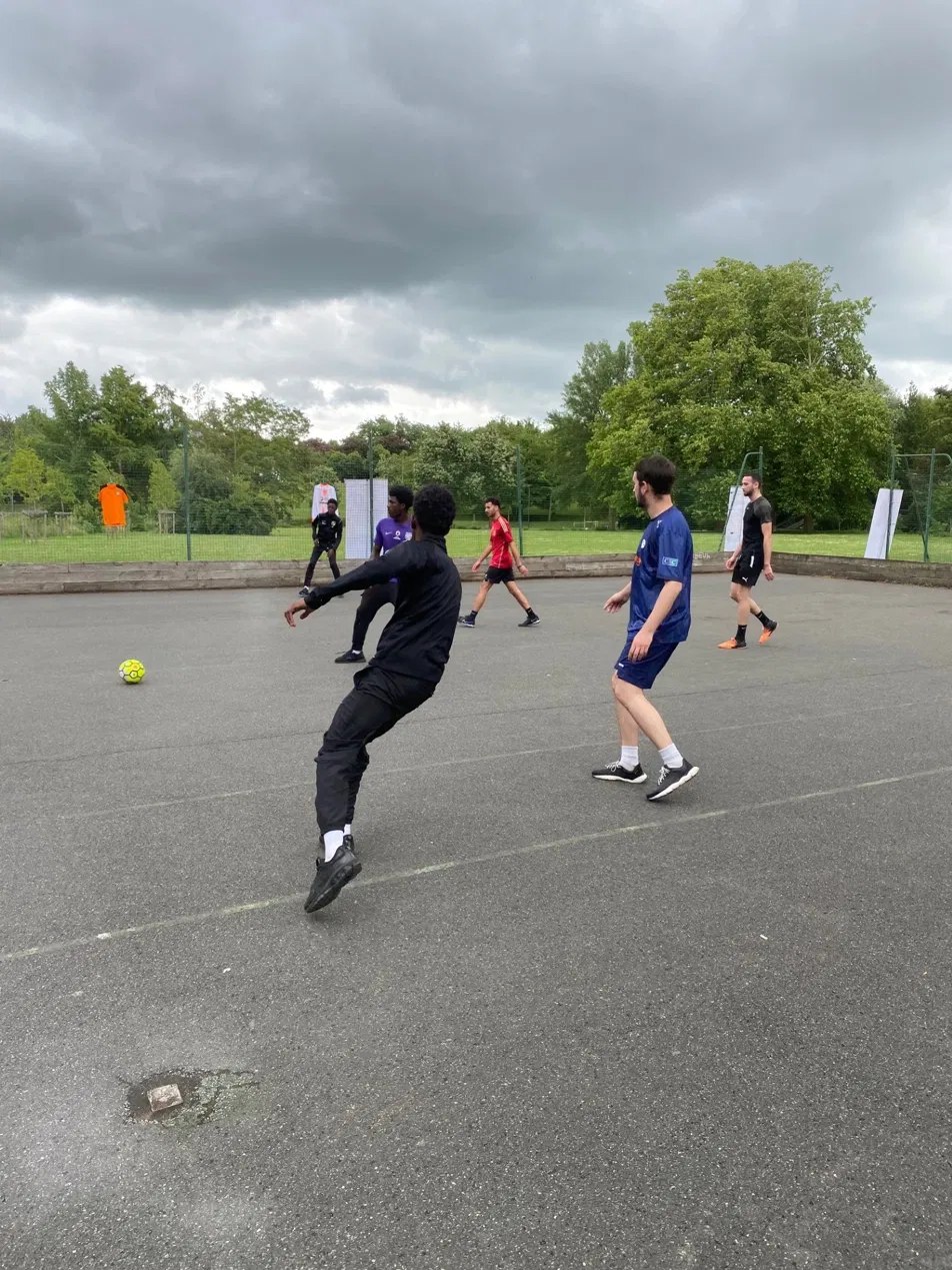 Match de foot en cours sur un city stade extérieur à Amiens.