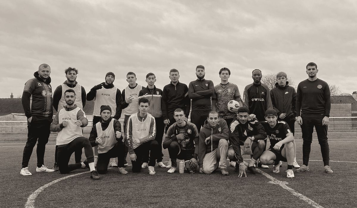Joueurs réunis après un match de foot amateur.