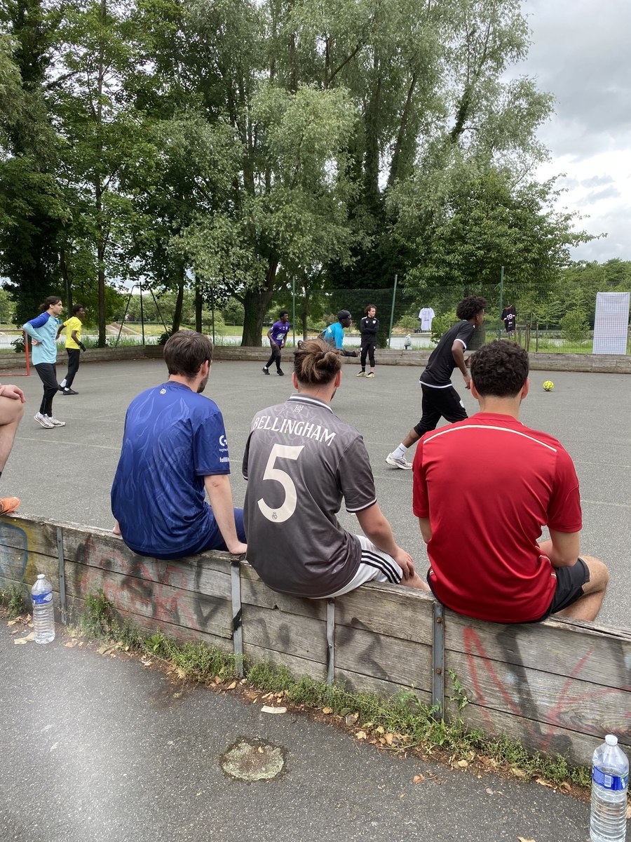 Joueurs assis au bord d'un city stade avant un match à Amiens.