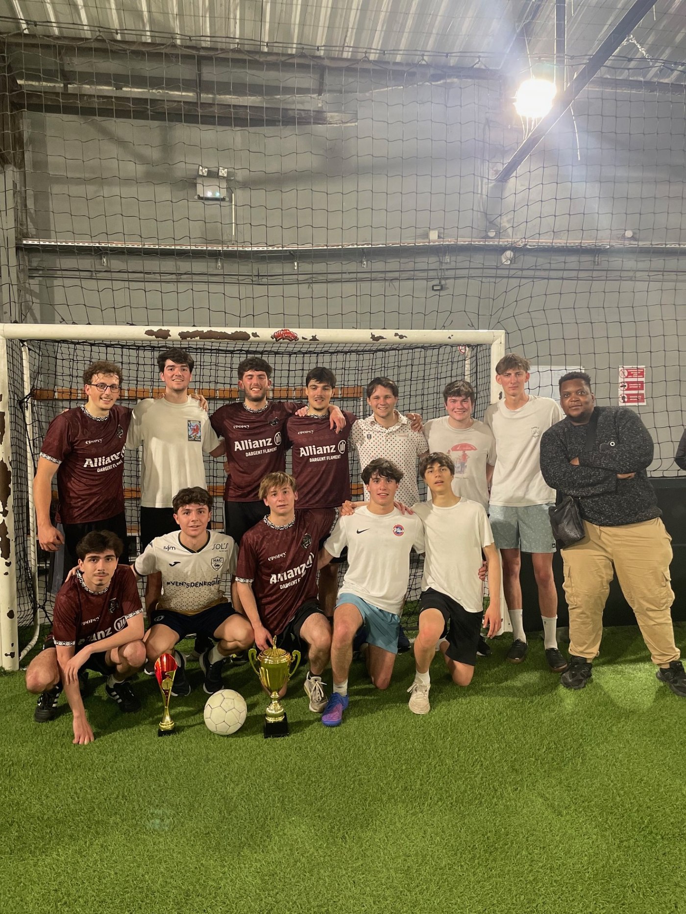 Équipe étudiante victorieuse de la StreetFoot Campus League à Lille, avec ses trophées.