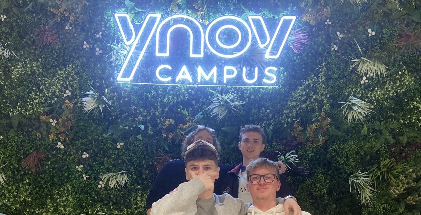 Étudiants lillois réunis devant le logo Ynov Campus, pendant la StreetFoot Campus League.