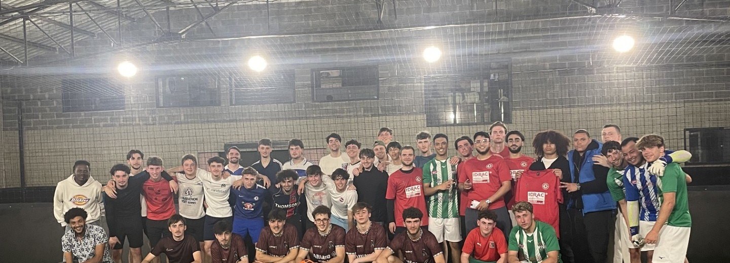 Grand groupe de joueurs réunis après un match de foot à 5 à Lille.