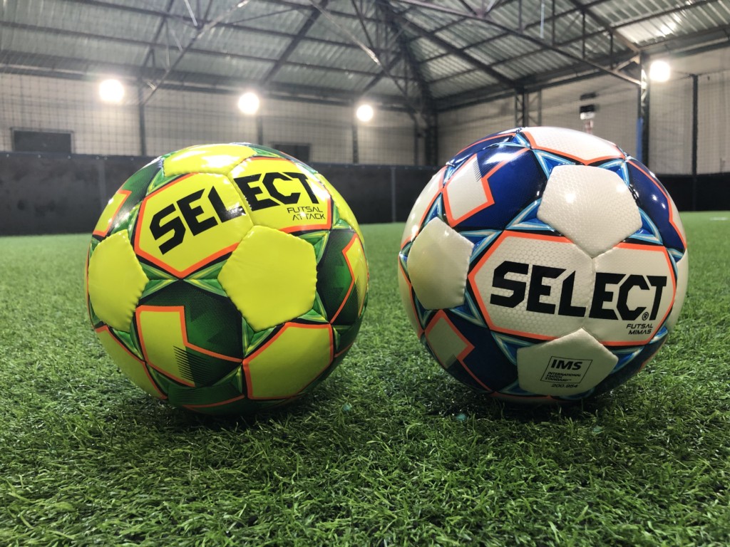 Deux ballons de futsal Select posés sur le terrain du Spot Futsal à Lille.