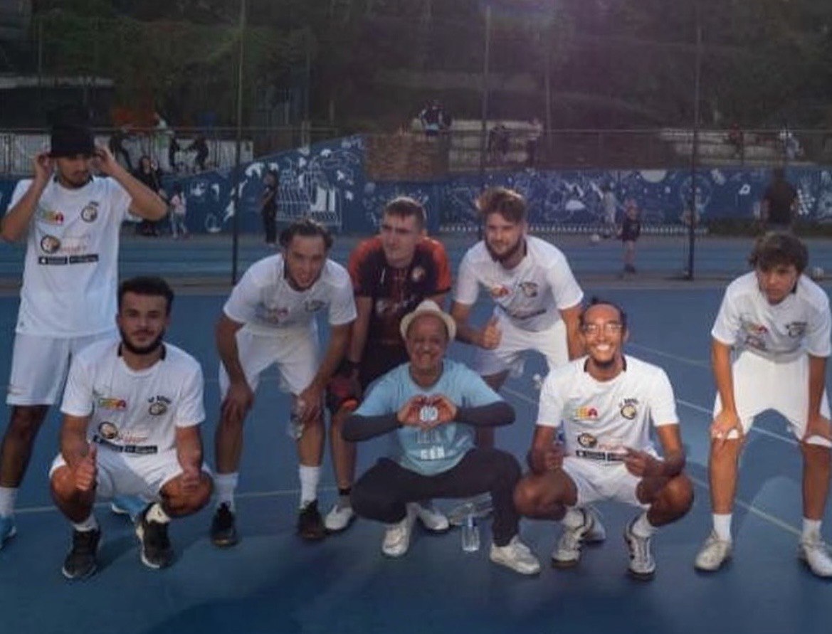Équipe StreetFoot réunie sur un city stade à Paris.