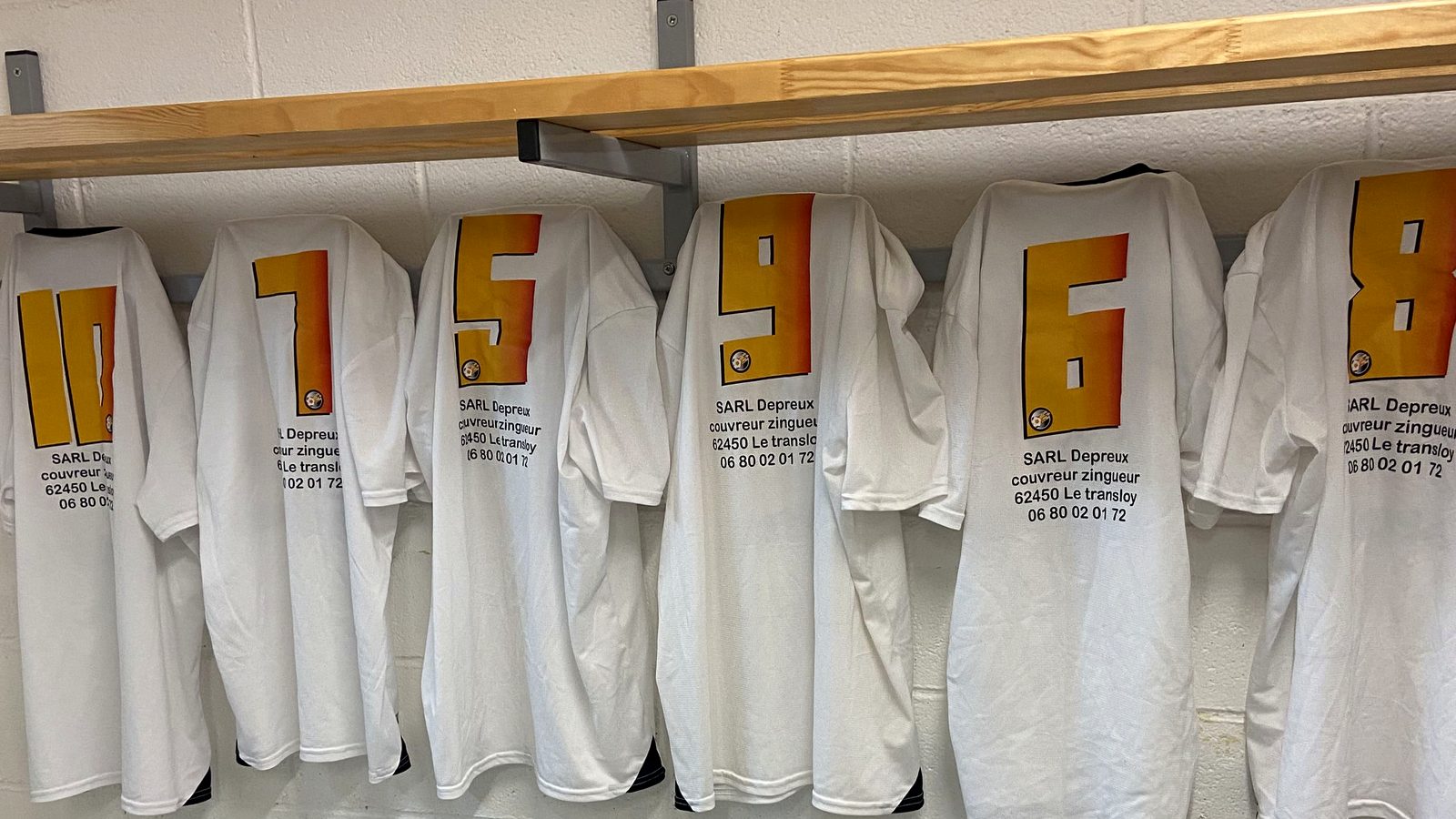 Maillots et équipement StreetFoot présentés sur un terrain.