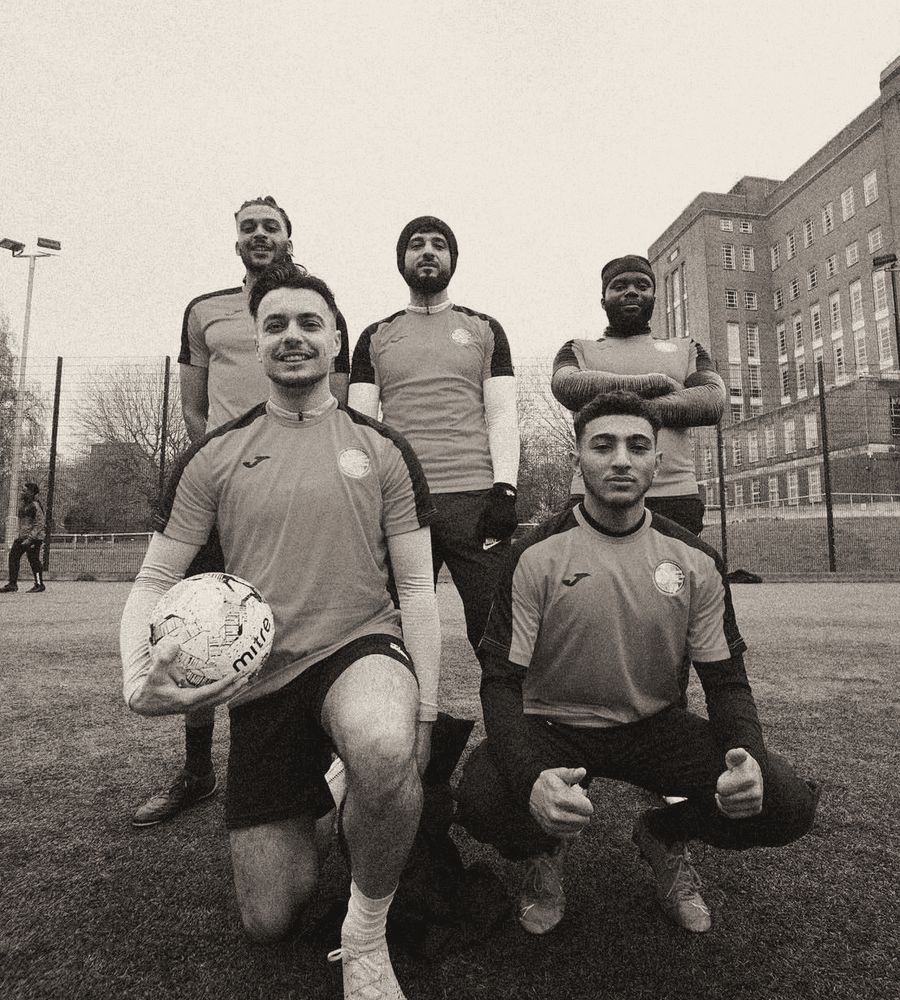 Joueurs réunis sur un terrain urbain lors d’un match StreetFoot.