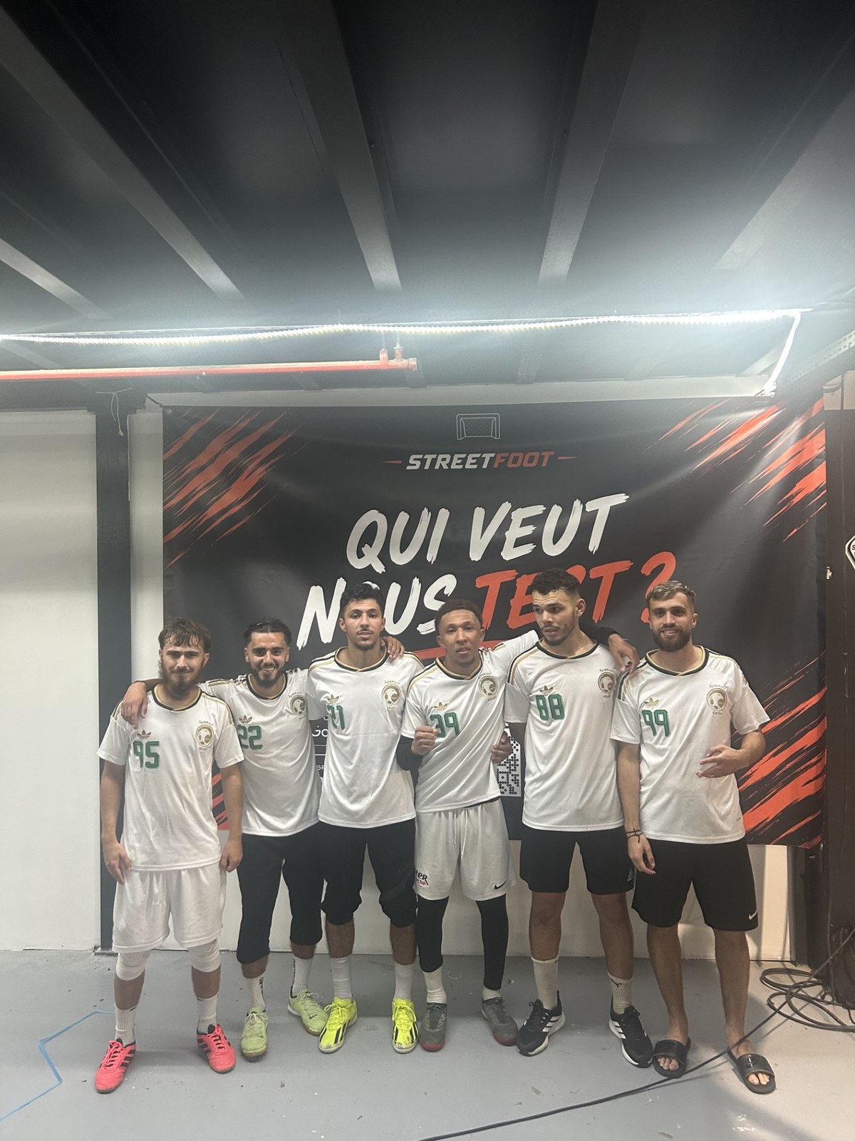 Équipe StreetFoot réunie devant la banderole « Qui veut nous test ? » à Amiens.
