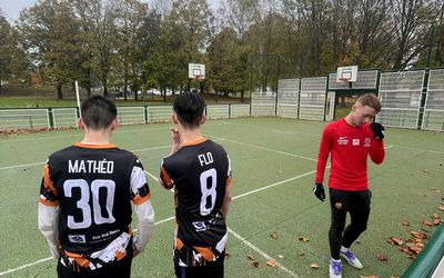 Joueur portant un maillot StreetFoot personnalisé.