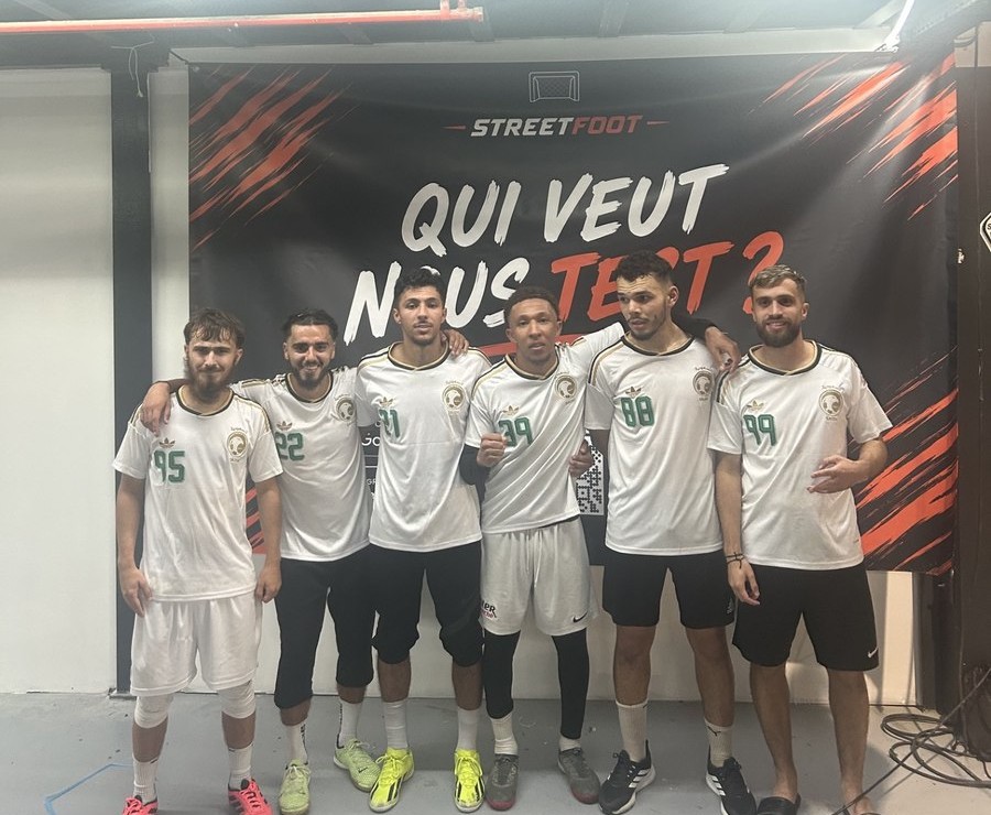 Six joueurs StreetFoot réunis devant la banderole « Qui veut nous test ? ».