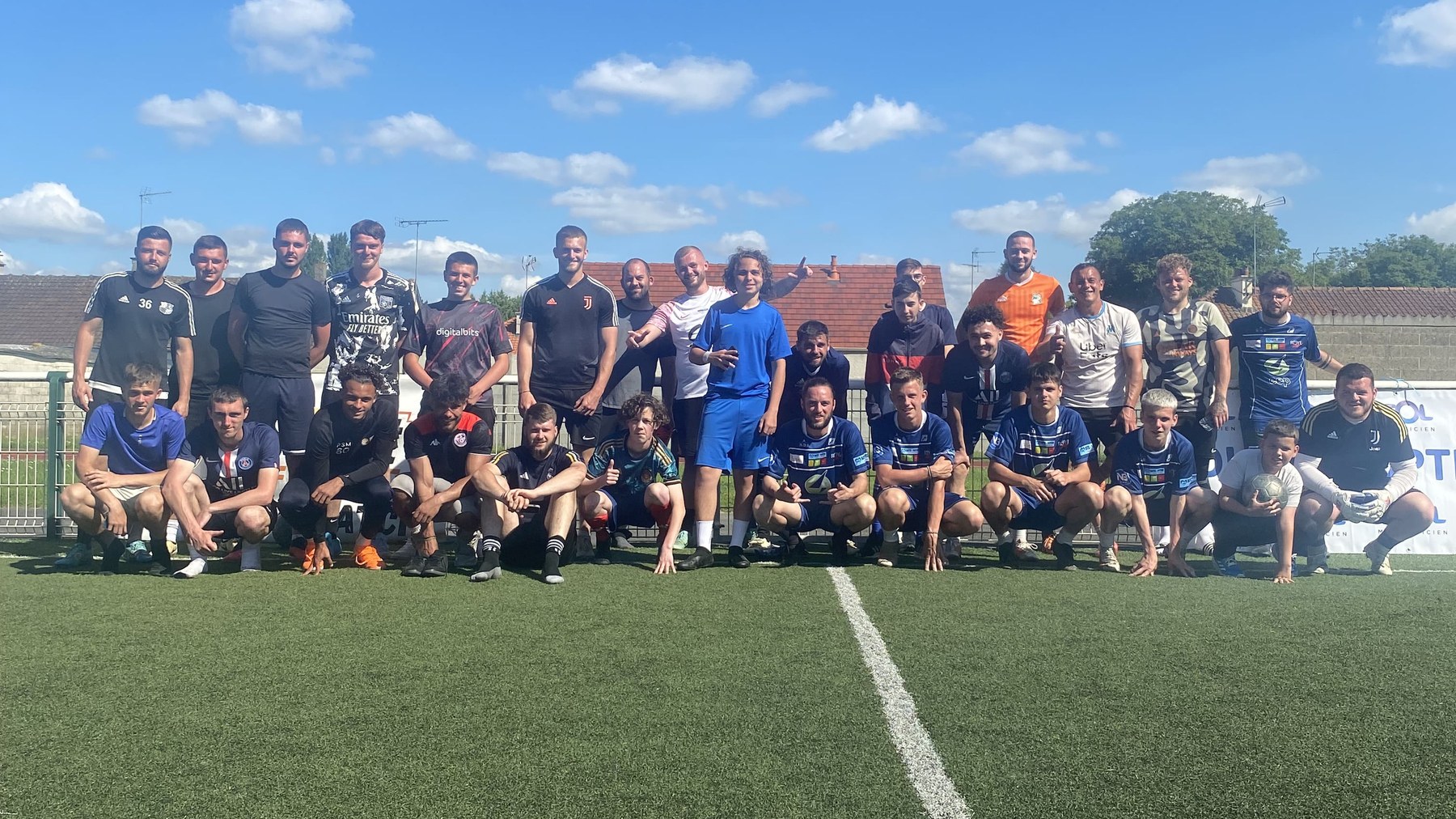 Une trentaine de joueurs et joueuses StreetFoot réunis sur le terrain après un tournoi.